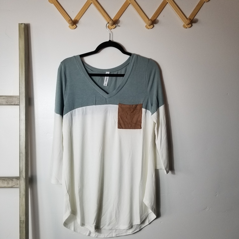 NWOT ZENANA PREMIUM WOMEN'S V-NECK BLOUSE SIZE LARGE